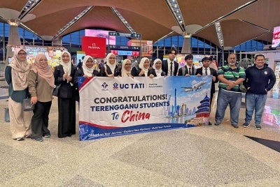 Kehadiran ibu bapa dan penjaga yang turut menemani pelajar-pelajar UC TATI sewaktu menanti penerbangan di Lapangan Terbang Antarabangsa Kuala Lumpur sebelum berlepas ke Guangzhou, China.