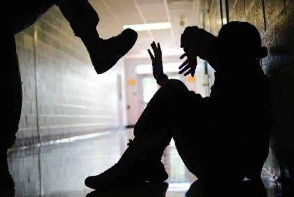 Selain kesan kepada individu, buli mencemarkan imej institusi pendidikan dan menjejaskan peranannya dalam membentuk warganegara yang bertanggungjawab dan berempati. - Gambar hiasan