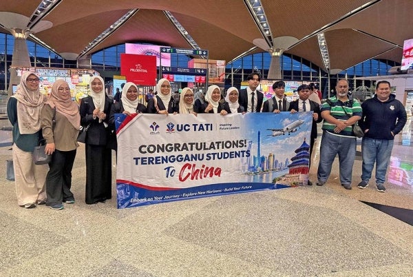 Kehadiran ibu bapa dan penjaga yang turut menemani pelajar-pelajar UC TATI sewaktu menanti penerbangan di Lapangan Terbang Antarabangsa Kuala Lumpur sebelum berlepas ke Guangzhou, China.