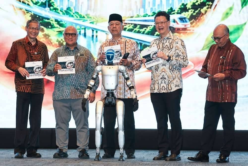 Ketua Setiausaha Kementerian Pendidikan Tinggi Datuk Dr Aminuddin Hassim (dua, kiri) ketika gimik perasmian Program Industry Nexus (INDex) 2026: TVET Collaboration Hub.
Turut sama Ketua Pengarah Pendidikan Politeknik dan Kolej Komuniti Dr Shamsuri Abdullah (kiri).