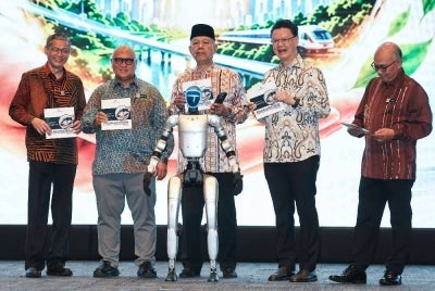 Ketua Setiausaha Kementerian Pendidikan Tinggi Datuk Dr Aminuddin Hassim (dua, kiri) ketika gimik perasmian Program Industry Nexus (INDex) 2026: TVET Collaboration Hub.
Turut sama Ketua Pengarah Pendidikan Politeknik dan Kolej Komuniti Dr Shamsuri Abdullah (kiri).