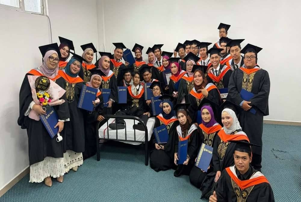 Rakan sekuliah merakamkan kenangan bersama Muhammad Afiq Mohd Hairul Fahmy pada Konvokesyen UC TATI ke-26.