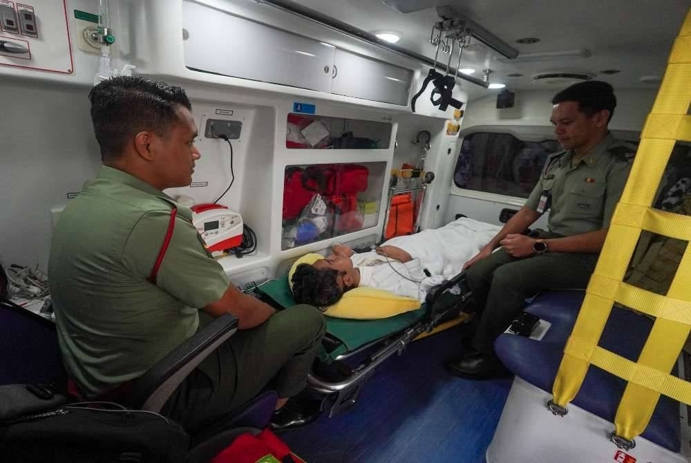 Ambulans 96 Hospital Angkatan Tentera (96 HAT), Lumut, Perak membawa Muhammad Afiq Mohd Hairul Fahmy ke Kemaman, Terengganu bagi menghadiri Konvokesyen Kolej Universiti TATI Ke-26.
