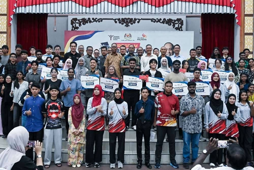 Menteri Pendidikan Tinggi Datuk Seri Dr Zambry Abd Kadir (tengah) bergambar bersama pelajar ketika hadir merasmikan Program Bantuan Pendidikan Bersasar Institut Pengajian Tinggi di Dewan Mohd Anwar, TEVTMARA.