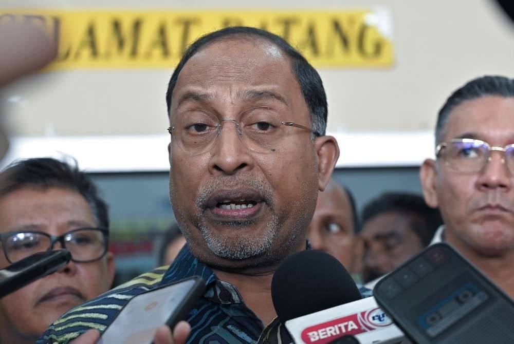 Menteri Pendidikan Tinggi Datuk Seri Dr Zambry Abd Kadir bercakap kepada media ketika hadir merasmikan Program Bantuan Pendidikan Bersasar Institut Pengajian Tinggi di Dewan Mohd Anwar, TEVTMARA.