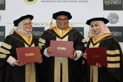 Guru Besar Sekolah Kebangsaan (SK) Bukit Nanas Dr Mohd Johari Jusoh (tengah) bersama dua rakan baiknya, Dr Norazura Tahir (kanan) dari SK Gong Badak dan Dr Shamsida@Suriyam Hamzah dari SK Kompleks Tembesu bersyukur selepas berjaya memperoleh Ijazah Doktor Falsafah (PhD) dalam bidang Pengurusan Kepimpinan Pendidikan daripada Universiti Sultan Zainal Abidin (UniSZA).