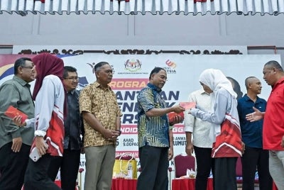 Menteri Pendidikan Tinggi Datuk Seri Dr Zambry Abd Kadir (tengah) menyampaikan bantuan kepada pelajar ketika hadir merasmikan Program Bantuan Pendidikan Bersasar Institut Pengajian Tinggi di Dewan Mohd Anwar, TEVTMARA.