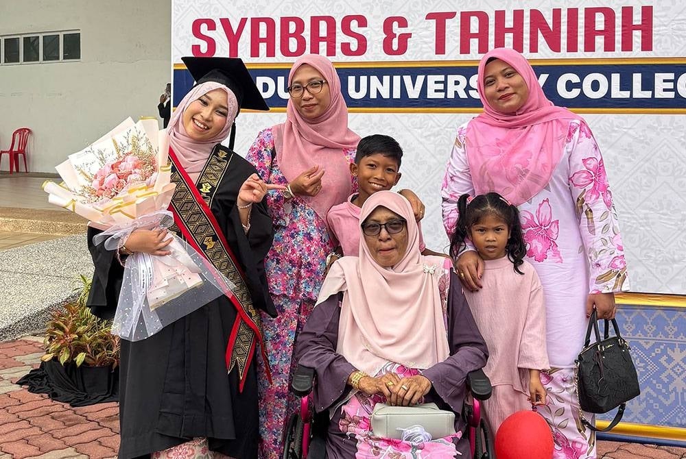 Nur Fathiah Hanani Suhaibi (kiri) bersama adik-beradik dan ibunya, Noryati Mohamed, yang berkerusi roda pada Majlis Konvokesyen UC TATI ke-26 di Kemaman, Terengganu.