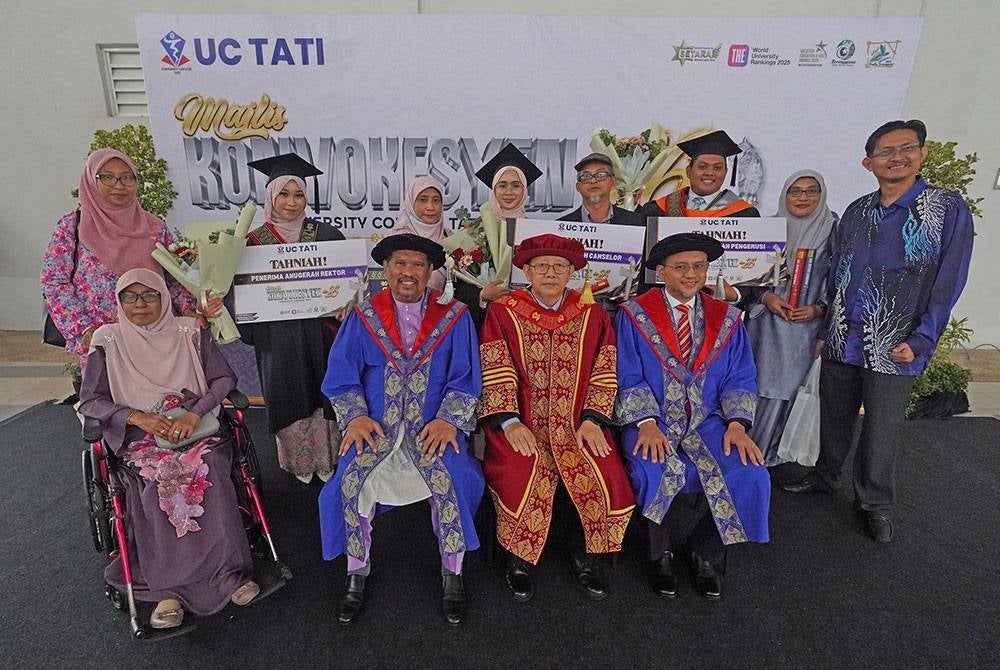 Penerima Anugerah Rektor, Nur Fathiah Hanani Suhaibi (barisan belakang, dua dari kiri) bersama graduan penerima anugerah pada Majlis Konvokesyen UC TATI ke-26 di Kemaman, Terengganu.