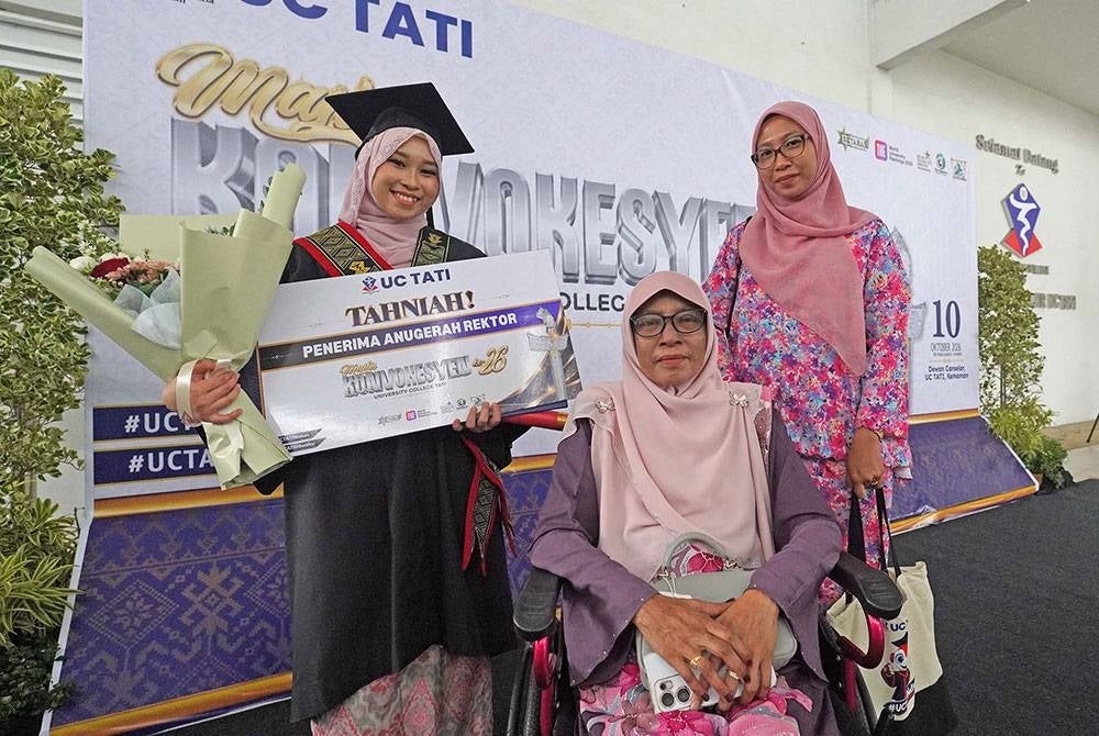 Nur Fathiah Hanani Suhaibi bersama ibunya, Noryati Mohamed, 57, dan kakaknya, Siti Nur Syahirah Zali, pada Majlis Konvokesyen UC TATI ke-26 di Kemaman, Terengganu.