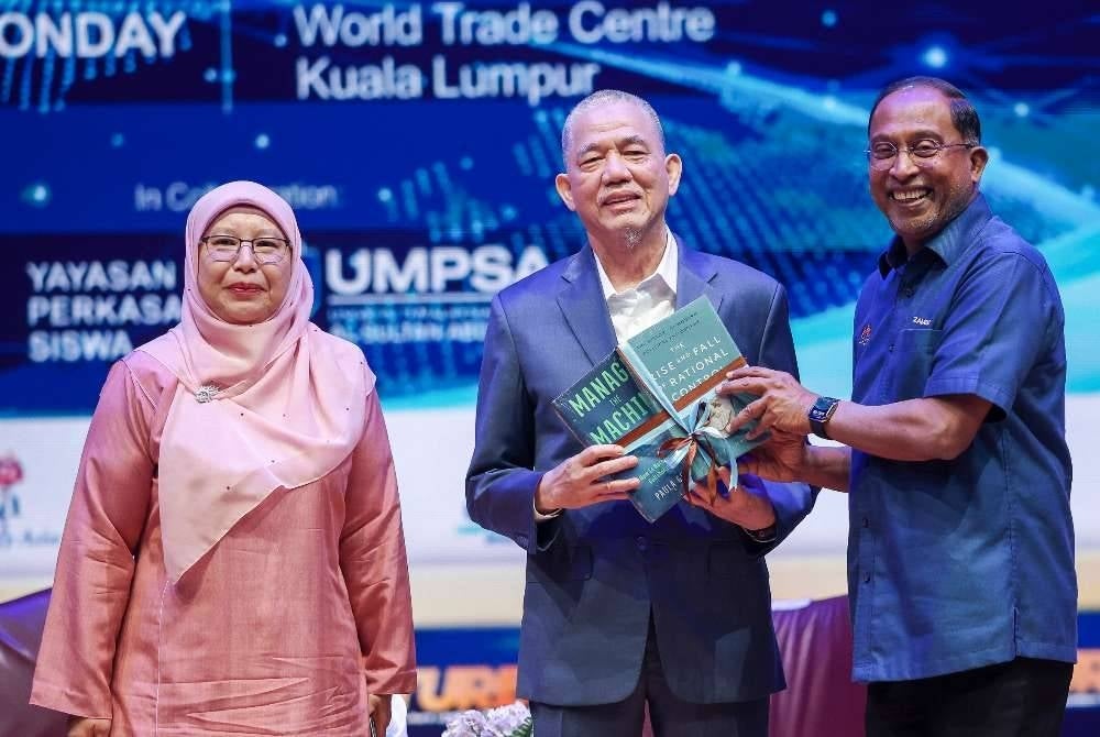 Timbalan Perdana Menteri Datuk Seri Fadillah Yusof (tengah) menerima cendera kenangan daripada Menteri Pendidikan Tinggi Datuk Seri Dr Zambry Abd Kadir (kanan) pada Sidang Kemuncak Pemimpin Muda Masa Depan Antarabangsa (iFUTURE 2026) kali ketiga di Pusat Dagangan Dunia Kuala Lumpur.
Turut hadir Naib Canselor Universiti Malaysia Pahang Al-Sultan Abdullah (UMPSA) Profesor Dr Yatimah Alias.