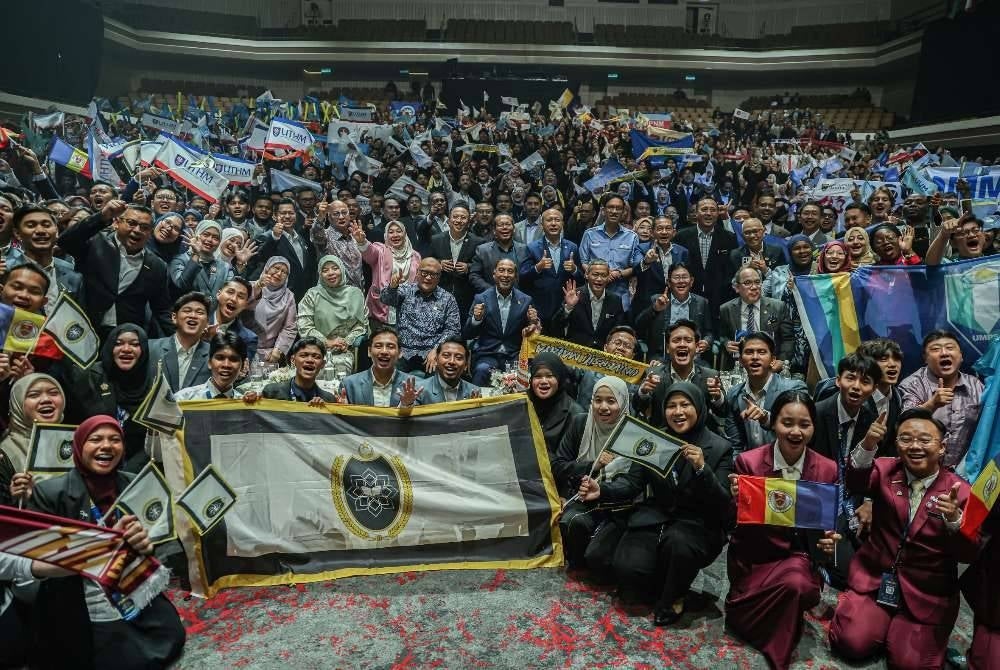 Menteri Pendidikan Tinggi Datuk Seri Dr Zambry Abd Kadir (tengah) bersama tetamu dan para pelajar selepas penutup Sidang Kemuncak Pemimpin Muda Masa Depan Antarabangsa 2026 (iFUTURE) di Dewan Merdeka, Pusat Dagangan Dunia Kuala Lumpur (WTCKL).