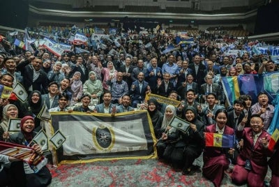 Menteri Pendidikan Tinggi Datuk Seri Dr Zambry Abd Kadir (tengah) bersama tetamu dan para pelajar selepas penutup Sidang Kemuncak Pemimpin Muda Masa Depan Antarabangsa 2026 (iFUTURE) di Dewan Merdeka, Pusat Dagangan Dunia Kuala Lumpur (WTCKL).