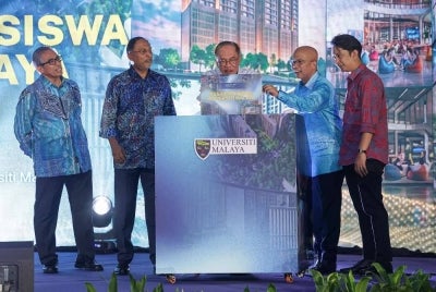 Perdana Menteri Datuk Seri Anwar Ibrahim merasmikan Majlis Pelancaran Projek Residensi Siswa Universiti Malaya di Kolej Kediaman 5, Universiti Malaya pada Khamis.