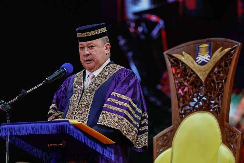 Sultan Ibrahim berkenan menyampaikan titah pada Majlis Istiadat Konvokesyen UiTM ke-105 bagi Sidang Pertama di Dewan Agung Tuanku Canselor UiTM Shah Alam. Foto Bernama