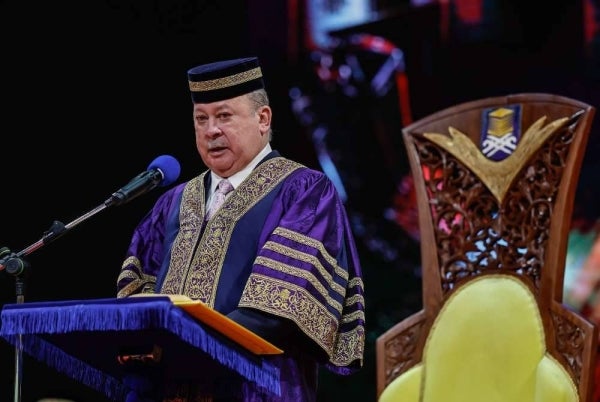 Sultan Ibrahim berkenan menyampaikan titah pada Majlis Istiadat Konvokesyen UiTM ke-105 bagi Sidang Pertama di Dewan Agung Tuanku Canselor UiTM Shah Alam. Foto Bernama