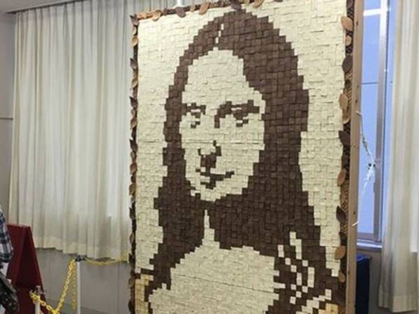 Kreatif, wajah Mona Lisa Leonardo Da Vinci dibuat daripada roti.