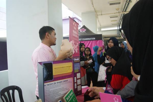 Penerangan mengenai kanser oleh pihak MAKNA
