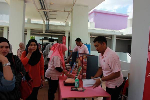 Pembukaan booth pameran oleh pihak MAKNA