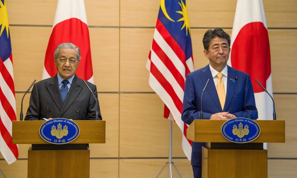 Dr Mahathir ketika mengadakan sidang media bersama Shinzo Abe selepas mesyuarat dua hala di Tokyo.