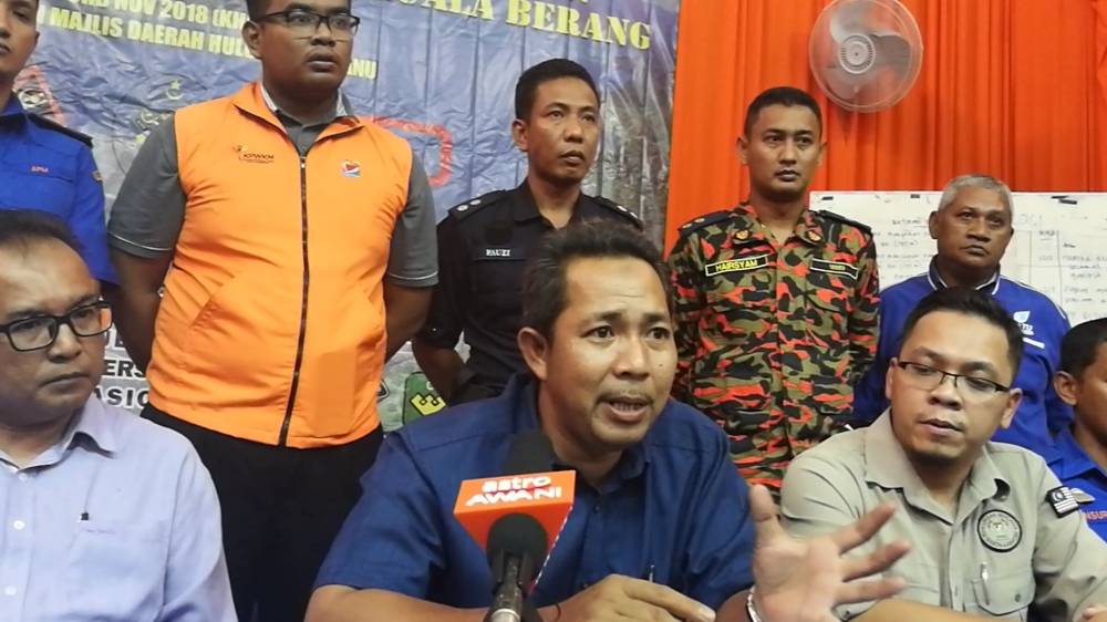 
Mohd Zalizan (tengah) dalam sidang selepas majlis penutup Program Keselamatan Empangan Latih Amal Tindakbalas Kecemasan Penduduk Mukim Jenagur dan Kuala Berang.