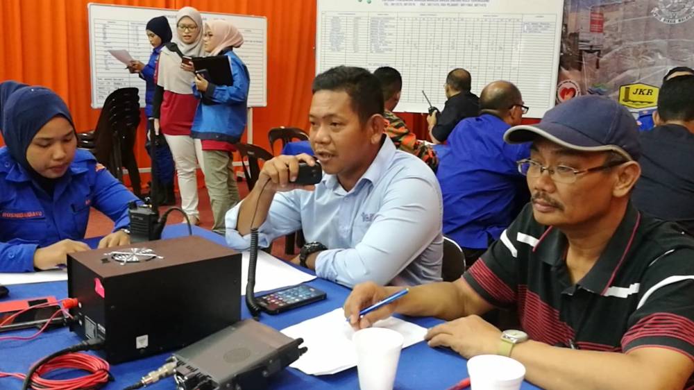 Program latihan simulasi turut melibatkan Kelab Radio Amatur.
