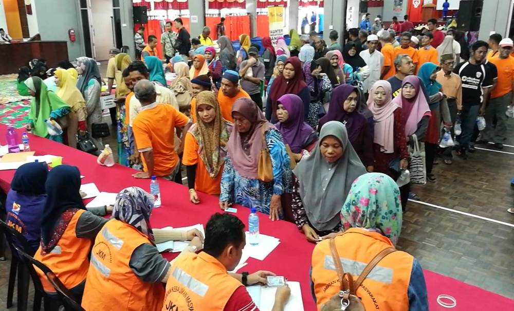  Mangsa banjir mendaftarkan diri di pusat pemindahan.