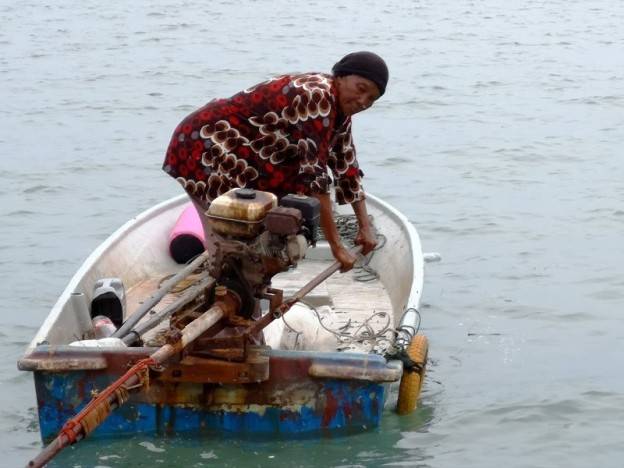 Nelayan yang juga seorang warga emas, Kamariah Hassan, 64, mengemudikan bot kecilnya menggunakan enjin yang dikenali sebagai 'Ekoq Biawak' untuk keluar menangkap ikan dan udang berhampiran Kampung Selat Bagan Nyior, Pulau Dayang Bunting di sini. - Foto Bernama