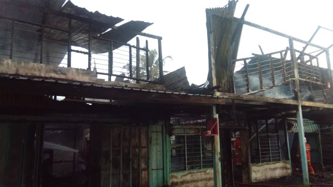 Tiga buah rumah hangus terbakar di pekan Tikam Batu pagi semalam.