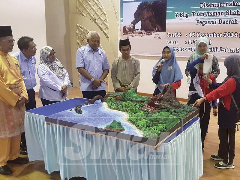 Mohd Afiq ketika merasmikan program kesedaran geopark peringkat daerah di Dewan Jubli Intan Sultan Ibrahim, semalam.