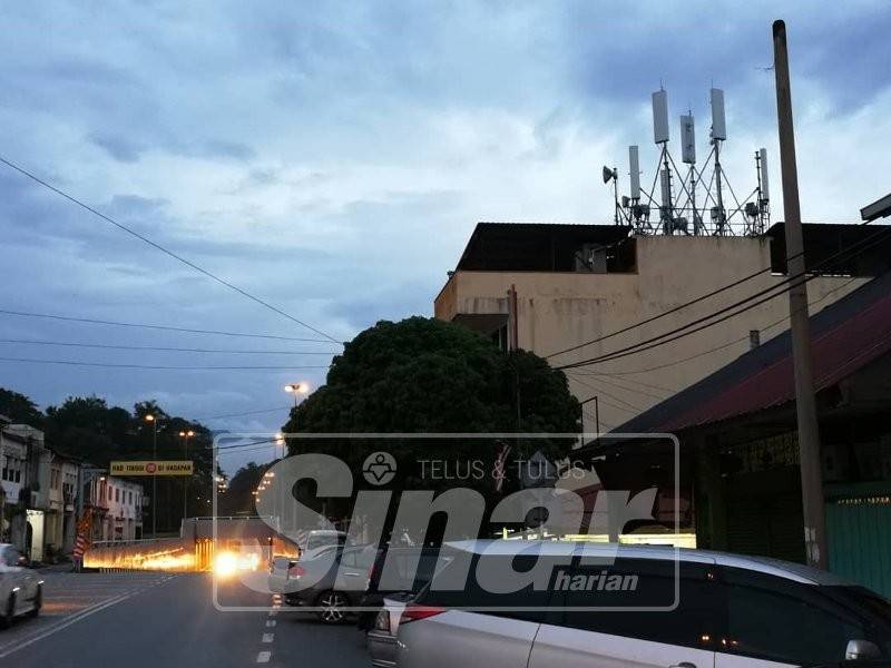 Alat pemancar telekomunikasi yang dipasang di atas bangunan kedai dekat Pekan Rasa.