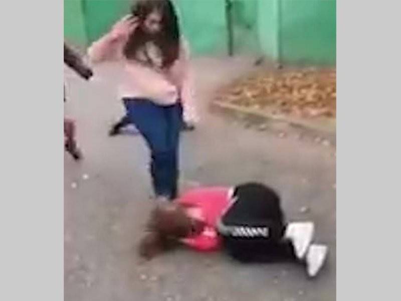 Seorang pelajar perempuan berusia 14 tahun berkemungkinan menjadi mandul selepas dibelasah teruk sekumpulan rakan sekolah. - Foto CEN