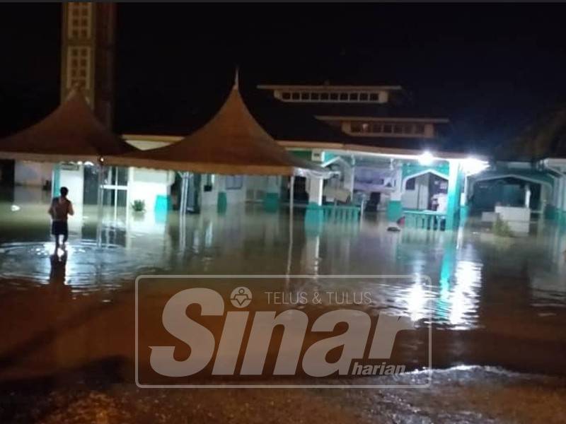 Masjid At Taufiqiyah turut dinaiki air akibat limpahan air sungai berhampiran.