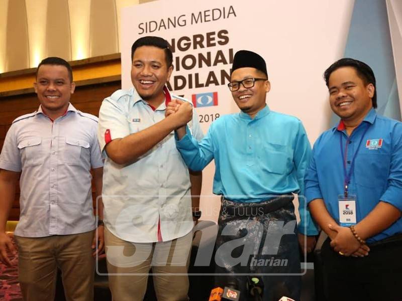 Nik Nazmi (dua,kanan) bersama Timbalannya, Dr Afif Bahardin (dua, kiri) dan Naib AMK, Mohd Radzlan Jalaludin selepas sidang media di sini, hari ini.
