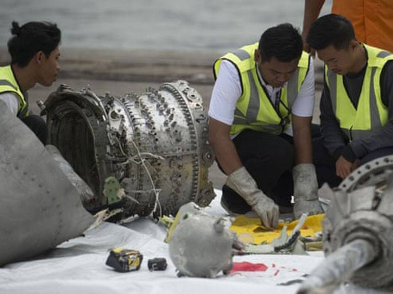 Penyiasat memeriksa bahagian enjin pesawat JT 601 yang ditemui.