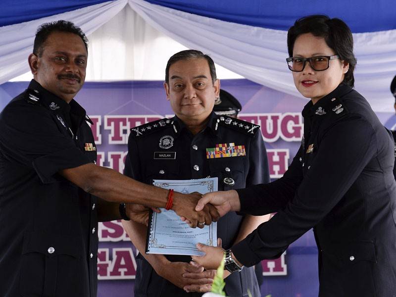 Ketua Polis Selangor Datuk Mazlan Mansor (tengah) menyaksikan penyerahan dokumen serah tugas daripada Ketua Polis Daerah Sungai Buloh Superitendan S Somu (kiri) kepada Shafa'aton pada Majlis Serah Terima Tugas Ketua Polis Daerah Sungai Buloh di Ibu Pejabat Polis Sungai Buloh hari ini. - Foto Bernama