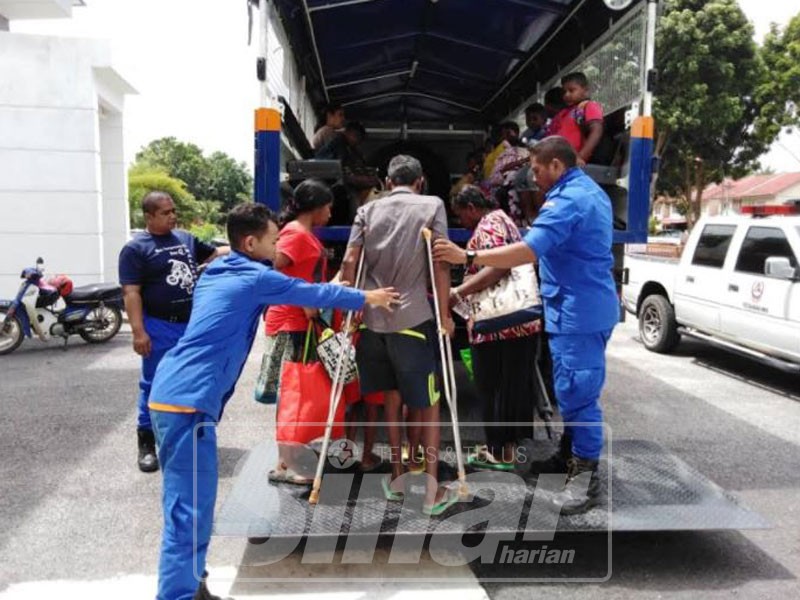 Mangsa banjir dipindahkan ke Sekolah Kebangsaan (SK) Desa Aman. 