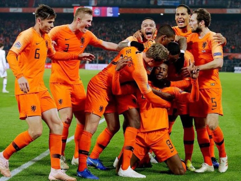 Pemain Belanda meraikan jaringan pertama Wijnaldum.