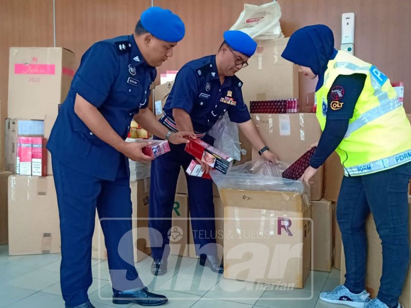 Rokok putih dan kretek yang dirampas PPM dalam serbuan di sebuah rumah di Taman Bayu Perdana.
