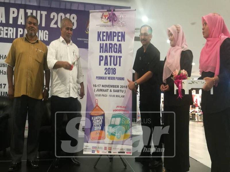 Nazri (tengah) ketika merasmikan Kempen Harga Patut di Kuantan City Mall, hari ini.
