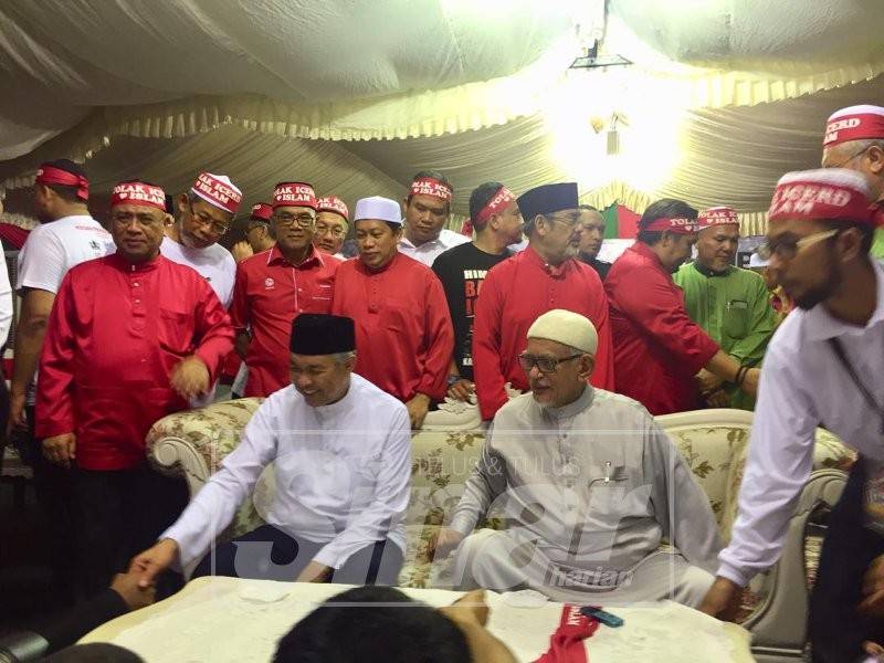 Ahmad Zahid (duduk, kiri) dan Presiden Pas, Datuk Seri Abdul Hadi Awang (kanan) pada sidang media selepas tamat himpunan malam tadi.
