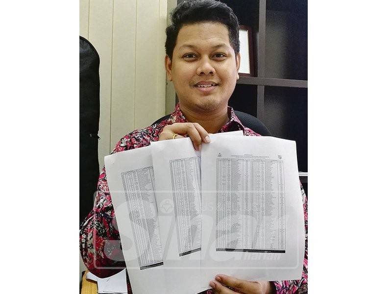 Nik Muhammad Faiz menunjukkan senarai nama, pengenalan diri pemilik serta perihal tanah yang mempunyai tunggakan hasil RM1,000 ke atas.