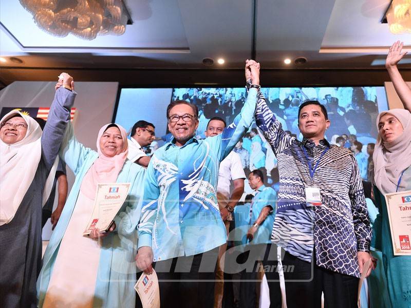 Presiden PKR, Datuk Seri Anwar Ibrahim dan Timbalan Presiden PKR, Datuk Seri Mohamed Azmin Ali di Kongres Nasional PKR ke-13 di IDCC hari ini. - Foto: SHARIFUDIN ABDUL RAHIM