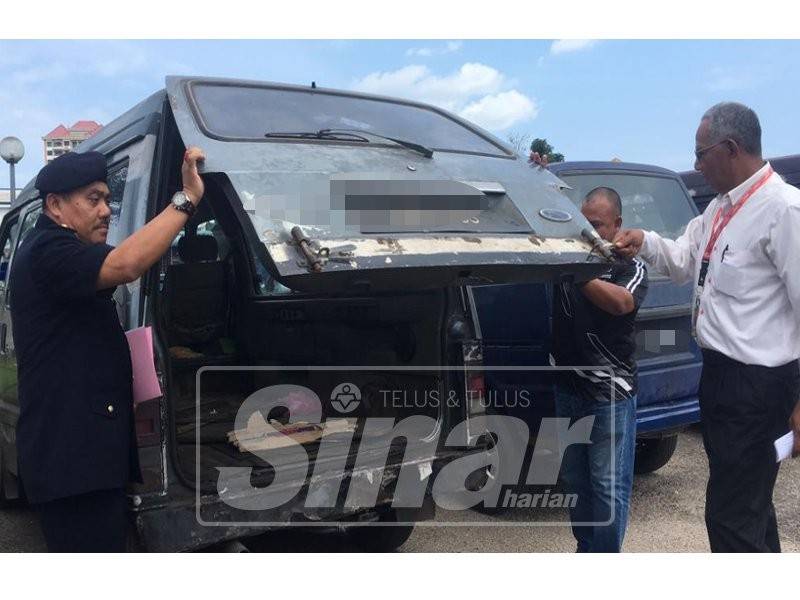 Mahasan (kanan) memeriksa kenderaan yang di sita. 