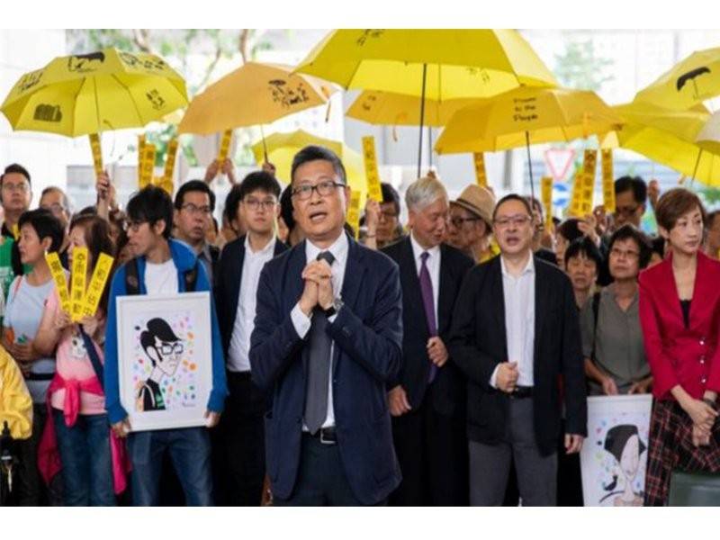 Kumpulan penyokong bersorak menyokong mereka di luar mahkamah.