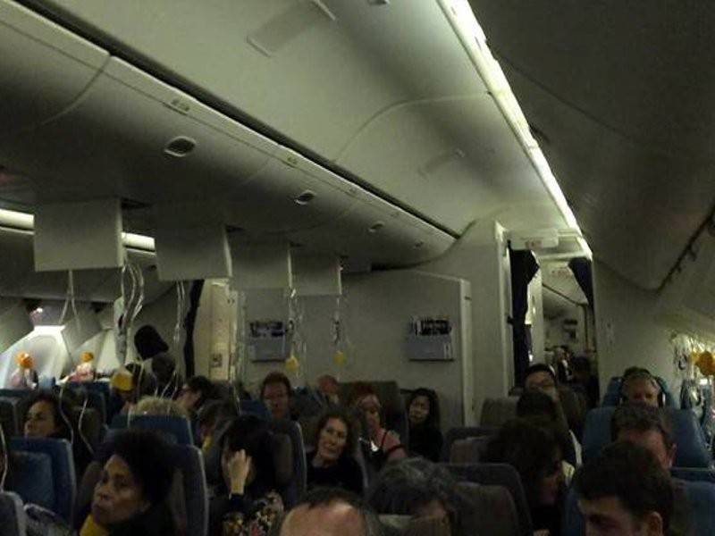 Topeng oksigen dikeluarkan selepas pesawat SQ336 itu kehilangan tekanan kabin. - Foto Twitter/jcgrenoble