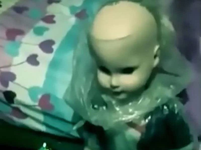 Patung Deisy didakwa aneh apabila pemiliknya sering dihantui perkara menyeramkan.