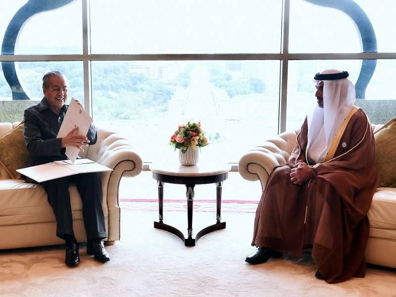 Perdana Menteri Tun Dr Mahathir Mohamad (kiri) bersama Sheikh Hamed Zayed Al Nahyan semasa menerima kunjungan Ketua Pejabat Putera Mahkota Abu Dhabi, Emiriah Arab Bersatu (UAE) itu di pejabatnya di Bangunan Perdana Putra hari ini. - Foto Bernama