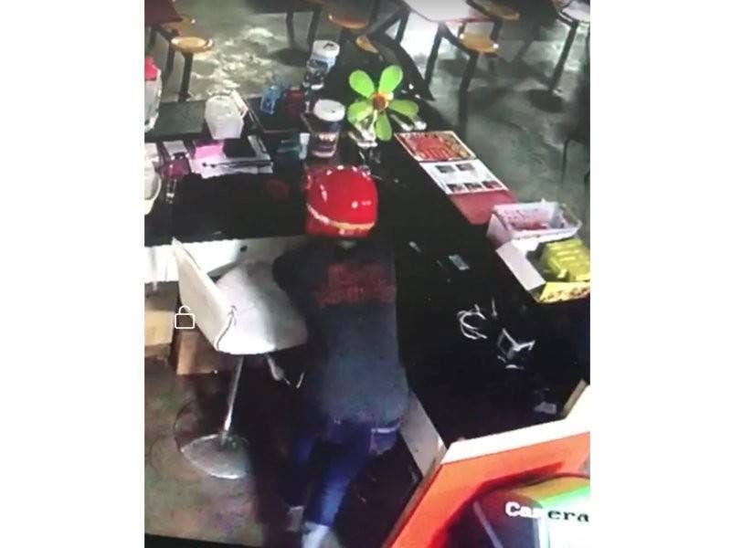 Aksi suspek yang berjaya dirakam CCTV. 