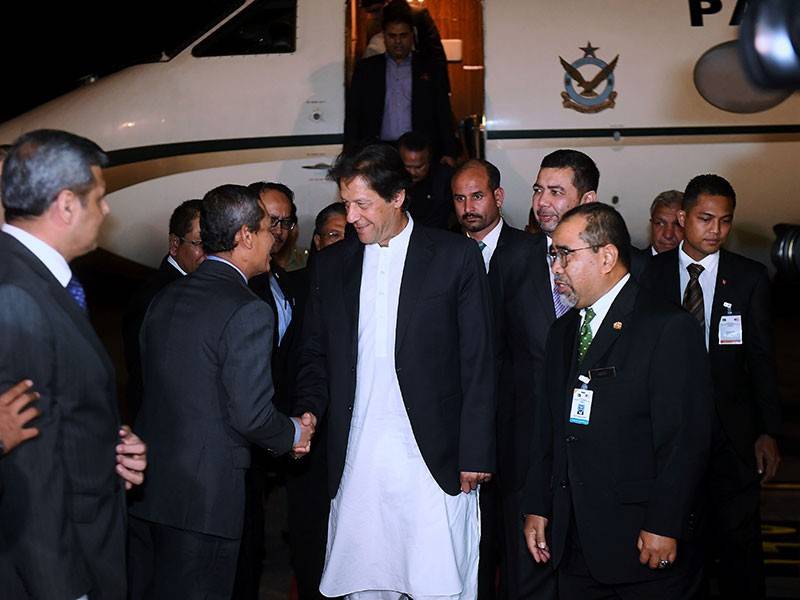 Perdana Menteri Pakistan Imran Khan tiba di Kompleks Bunga Raya, Lapangan Terbang Antarabangsa Kuala Lumpur (KLIA) malam tadi bagi memulakan lawatan rasmi dua hari ke negara ini. - Foto Bernama